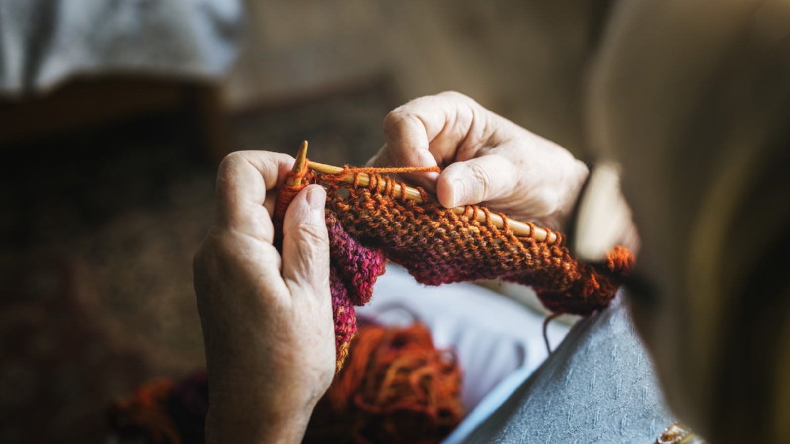 Бабушка связала шарф. Бабушка с вязанием. Бабушки вязальщицы. Женщина вяжет. Старинные вязаные вещи.